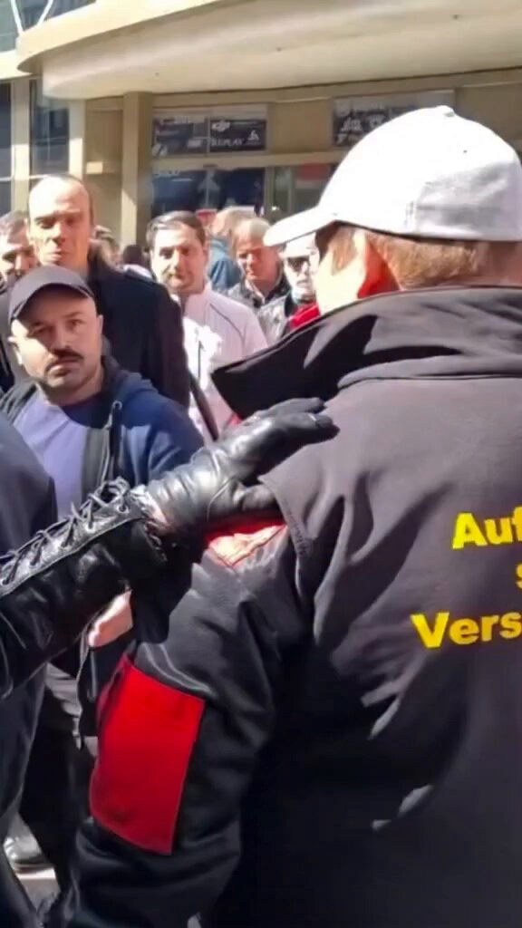 Wo kommt dieser 𝗛𝗔𝗦𝗦 her? Meine Güte, nicht auszudenken was passieren würde, wenn er ein Messer dabei hätte. 🤯