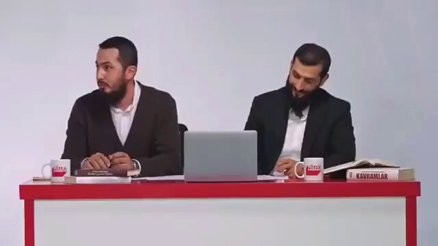 Sened, hadisin Rasûlullah’a(sav) dayandırılmasıdır. Bazı selef muhaddislere göre sened, hadistir. Sened, kimi zaman hadisin yerini tutar. Bu zındıklar, Rasûlullah’ın(sav) hadisleriyle alay edip kahkaha atıyor. #KutsalDeğerlerHedefte