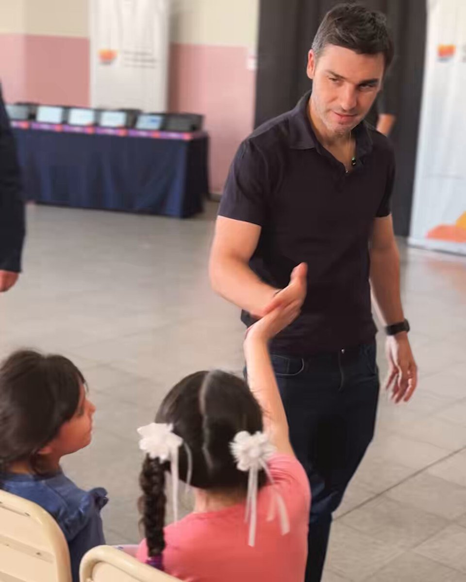 TECNOLOGÍA Y CONECTIVIDAD PARA POTENCIAR EL FUTURO DE NUESTRAS ESCUELAS Llevamos adelante la entrega de 168 tablets para estudiantes, consolidando una política que moderniza nuestras aulas y acerca tecnología como herramienta cotidiana para aprender y desarrollarse. Esta acción se complementa con el Plan Nacional de Alfabetización y el programa Alfa en Red, que brindan recursos concretos a escuelas con mayores desafíos. Al mismo tiempo impulsamos Juntos por la Educación, el programa educativo más integral de la provincia. Tomamos la decisión de ampliar el Plan de Conectividad para que todos los chicos de la provincia, accedan a la misma calidad de internet satelital. Así seguiremos garantizando un sistema educativo capaz de preparar a los jóvenes para un mundo dinámico, con más tecnología, más oportunidades y más futuro en cada localidad.