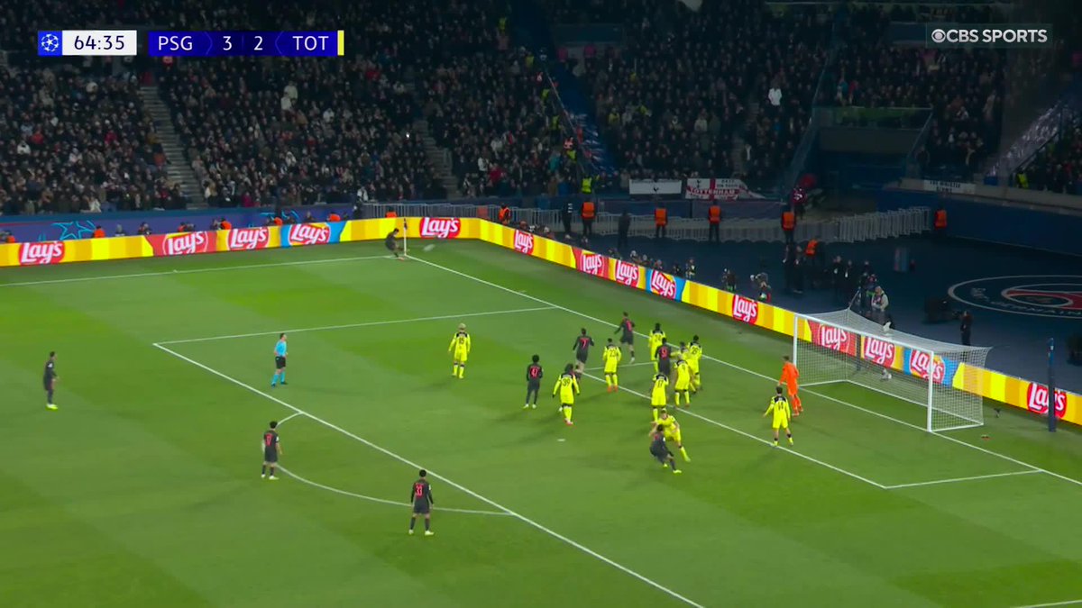 Willian Pacho finds the net through the crowd to extend PSG’s lead 🎯