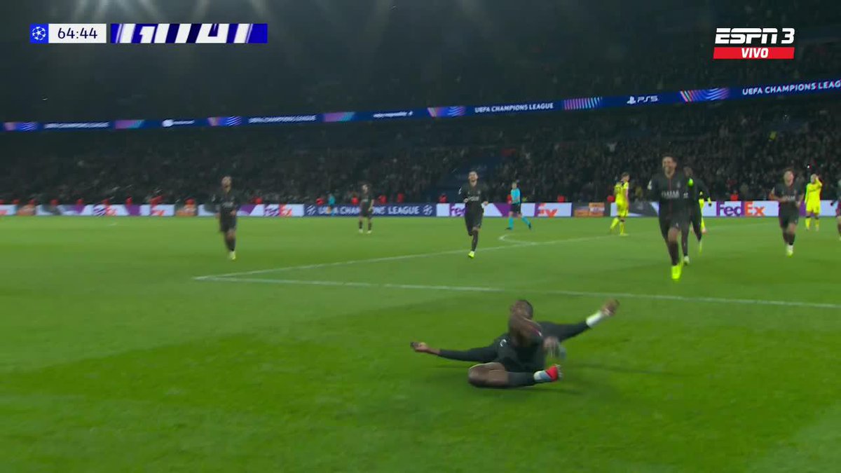 Defendiendo ya es uno de los mejores del mundo. Ahora también hace goles. Willian Pacho 🇪🇨🔝