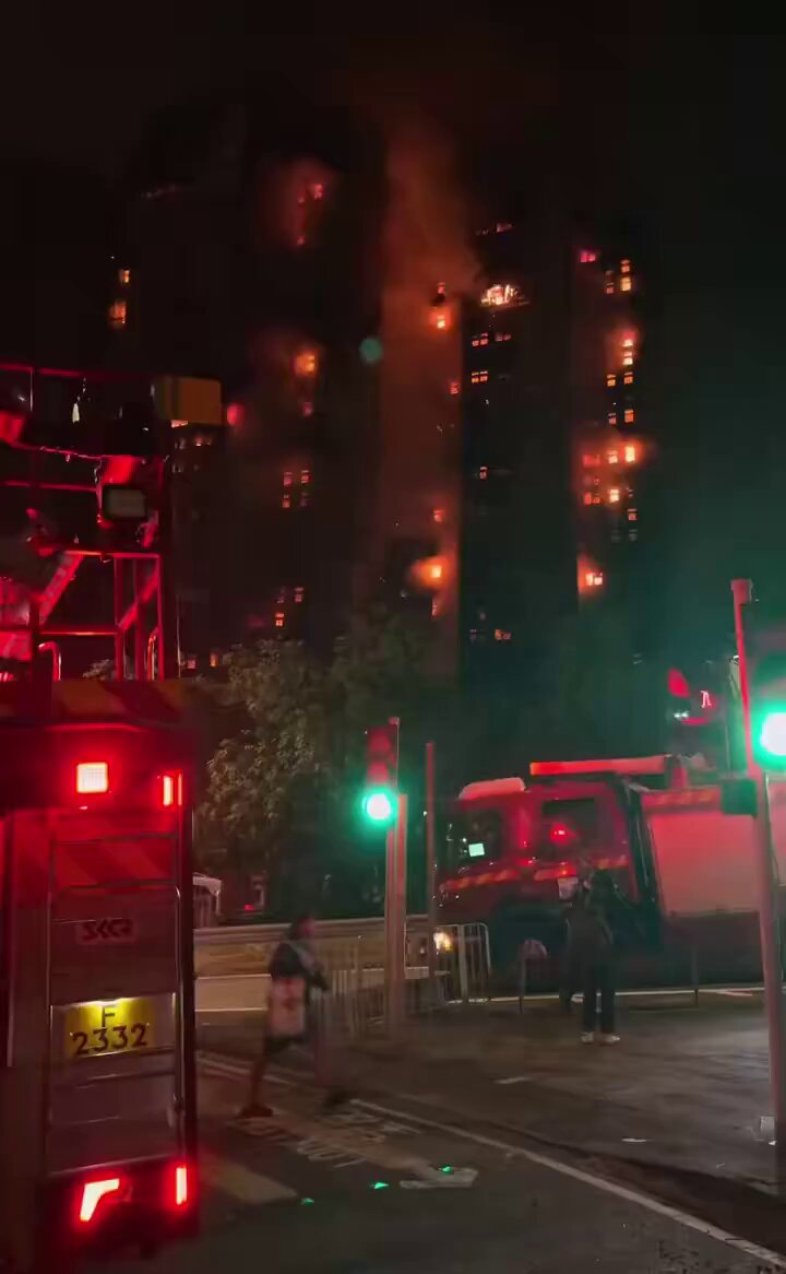 👁️🔥【宏福苑大火：一场被廉价外包与极权式监管玩死的香港悲剧】 香港大埔宏福苑 11 月 26 日下午爆出五级大火——香港最高警戒、97沦陷后后第二宗、1996 嘉利大厦以来最惨烈。 火势从一处维修棚架炸裂般窜升，8 座楼烧 7 座、2000 户受灾、4800 人受影响。截至 27 日凌晨：36 人罹难（含消防员）、29 人留医、279 人失联。 然而最震撼的真相，不在火焰，而在火焰后的“人祸拼图”。 ① 人间炼狱：X网上的真实香港 网上整晚被惨烈画面刷爆： •火柱如喷火龙，一分钟烧上几十米，七栋楼像被点着的火炬串烧； •老人和住户挥手求救，有人倒在阳台，消防员冲烟背尸； •家属举牌寻亲，“见到我妈妈吗？”庇护所哭声不断； •宠物救援热线被挤爆，猫狗跟着遭殃。 网友感叹：“这不是天灾，是火葬场式的城市管理灾难。” ② 成因直指“人祸”：易燃棚架 + 廉价工程 = 城市火药桶 宏福苑自 2024 年起做 3.3 亿港元外墙维修，整区被竹架与尼龙网包起来。 结果？ •起火点疑似棚架低层，工人烟头/火星落网一分钟烧上天。 •网为便宜选大陆廉价尼龙，阻燃网 90 元/张、普通网 50 元，“省钱省出地狱级后果”。 •香港竹棚架行业长期由行会把持，金属架推广多年被压制。 •监管松懈空窗等于明火开挂！ 网友总结得很直白： 👉 “这不是楼在维修，是城市在自焚。” ③ 伪政府的渎职浓烟：警钟没响、响应迟缓、调查避重就轻 民间最愤怒的不是火，而是火后的政府： •警钟不响：住户发现烟时已是满屋毒气。 •消防初期只有一条喉管对抗七栋高楼，黄金救援期直接错过。 •伪行政长官李家超“痛心”但安置点一晚就爆满； •劳工处被挖出，早收投诉却说“风险低”； •工程费每户强制缴 16–18 万，被骂“赚钱不保命”。 •火后才急抓三人，涉承建商。疑忙找人顶锅！ 网友一句话刺穿重点： 👉 “香港之火，不是竹架着了，是制度烂透。” ④ 共匪式管治的必然结果 为什么 1997 前的香港几乎没这种大规模管理型灾难，而现在一再发生？ 因为： •监管体系内地化，行会垄断与裙带工程化成为常态； •成本压低到骨头，安全标准不断下滑； •伪政府把精力放在维稳与政治，不放在公共安全； •信息审查文化蔓延，让隐患“能拖尽拖”。 有人在 X网上说： 👉 “香港不是被烧毁，是被共匪治理慢慢熬成灾难温床。” 🔥这场火，就是现实版的警钟。 ⑤ 结语：从灰烬里看到真相 宏福苑 36 条命与 279 个未知，不该被一句“意外”带过去。 这是系统性失败，是监管腐败，是安全文化崩塌—— 更是共匪治理模式在香港落地后造成的人祸缩影。 喵评：愿逝者安息。 愿香港人醒来。 愿香港早日挣脱共匪的魔掌❗️❗️