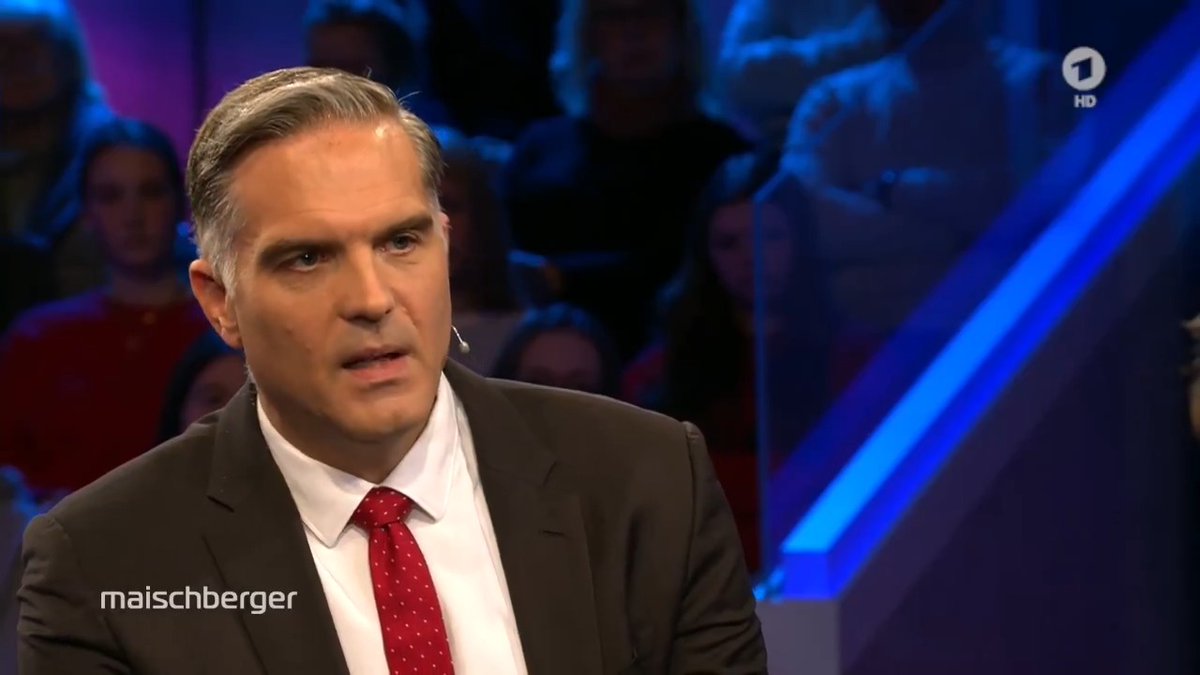 Würde #Selenskyj Gebietsabtretungen abzeichnen, wäre das „politisch sein Ende“, so @FPleitgenCNN. Der Präsident bräuchte dafür zudem die Zustimmung des ukrainischen Parlaments, „und ob das passieren würde, da bin ich mir alles andere als sicher.“ #maischberger