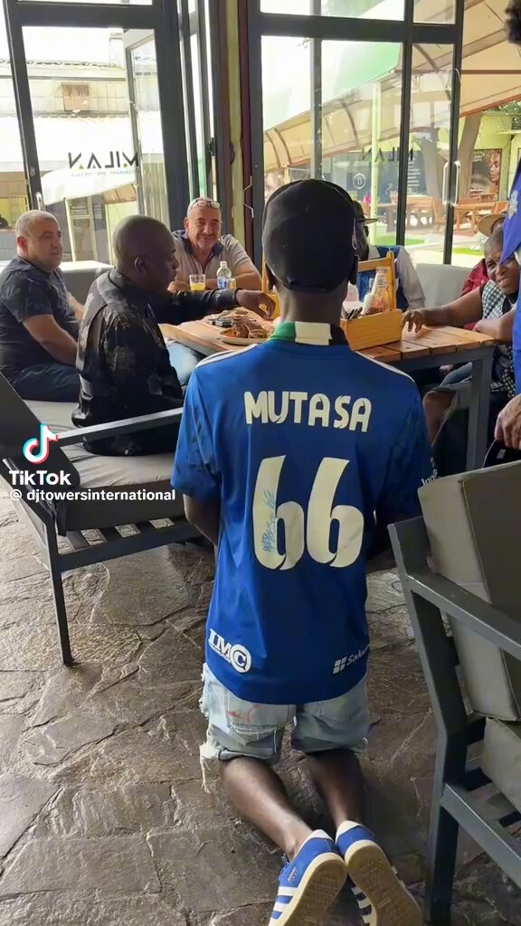 This video made me think deep.Guys look at Mudha and his guest then look at what Tawas is doing just for a small token.lmagine how it looks like under Mafidis dynasty.This video tells you everything wrong with our country.