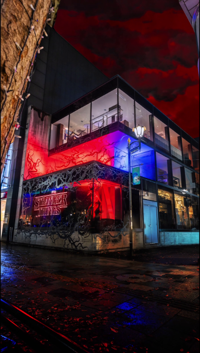 【本日OPEN!】 STRANGER THINGS HOUSE Valentine.A. 渋谷に『ストレンジャー・シングス』の ポップアップストアが登場。 扉を開けるとそこは ホーキンス、そして"裏側の世界"! ここだけの限定アイテムやフードが あなたを待ってる🚪 📅11月27日(木)~12月28日(日) ⏰10:00-20:00 📍V.A.(東京都渋谷区神宮前6-1-9) #ストレンジャーシングス #StrangerThings