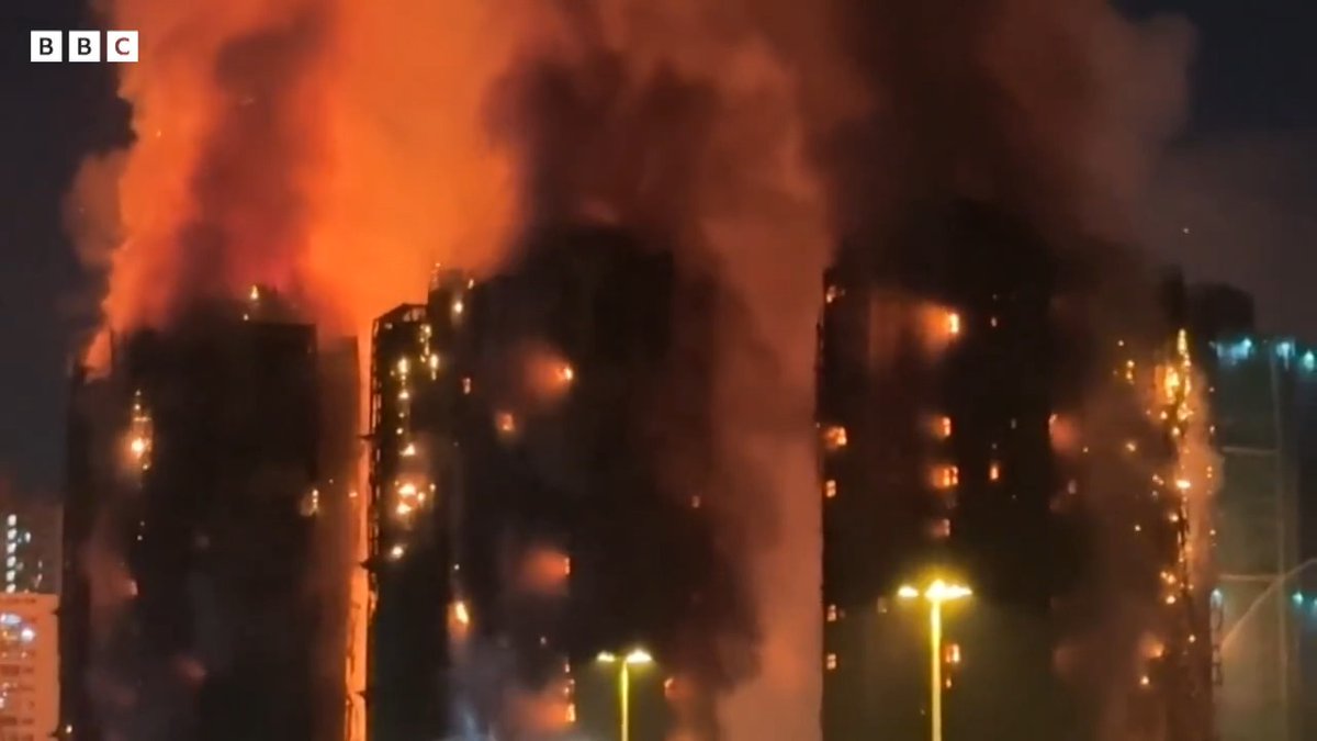 BBCニュース - 複数の高層住宅が巨大な炎と煙に包まれ……香港で大規模火災