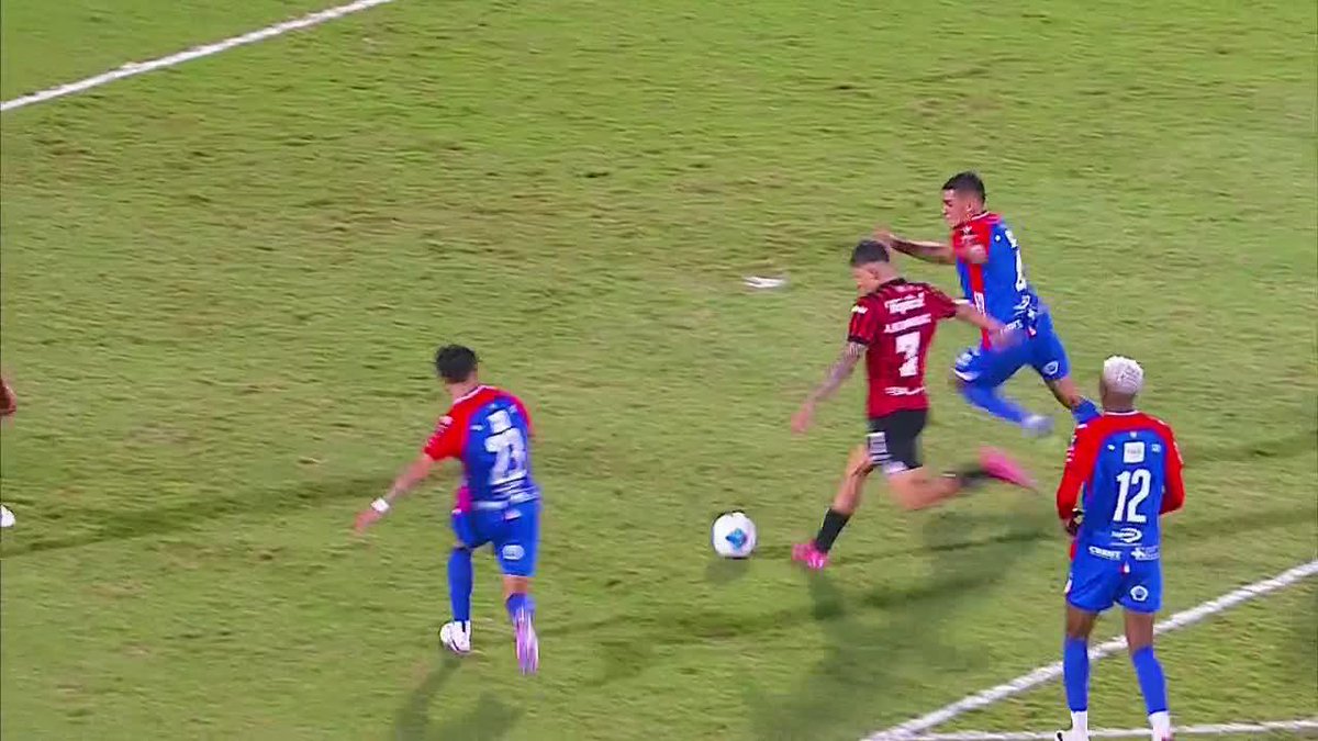 ¡QUÉ JUGADA SE MANDÓ 'PIKACHU' HERNÁNDEZ PERO DARÍO SILVA EVITÓ EL TANTO DE LA LIGA! ▶️La Final de la 🏆#CopaCentroamericana en el Plan Premium de #DisneyPlus
