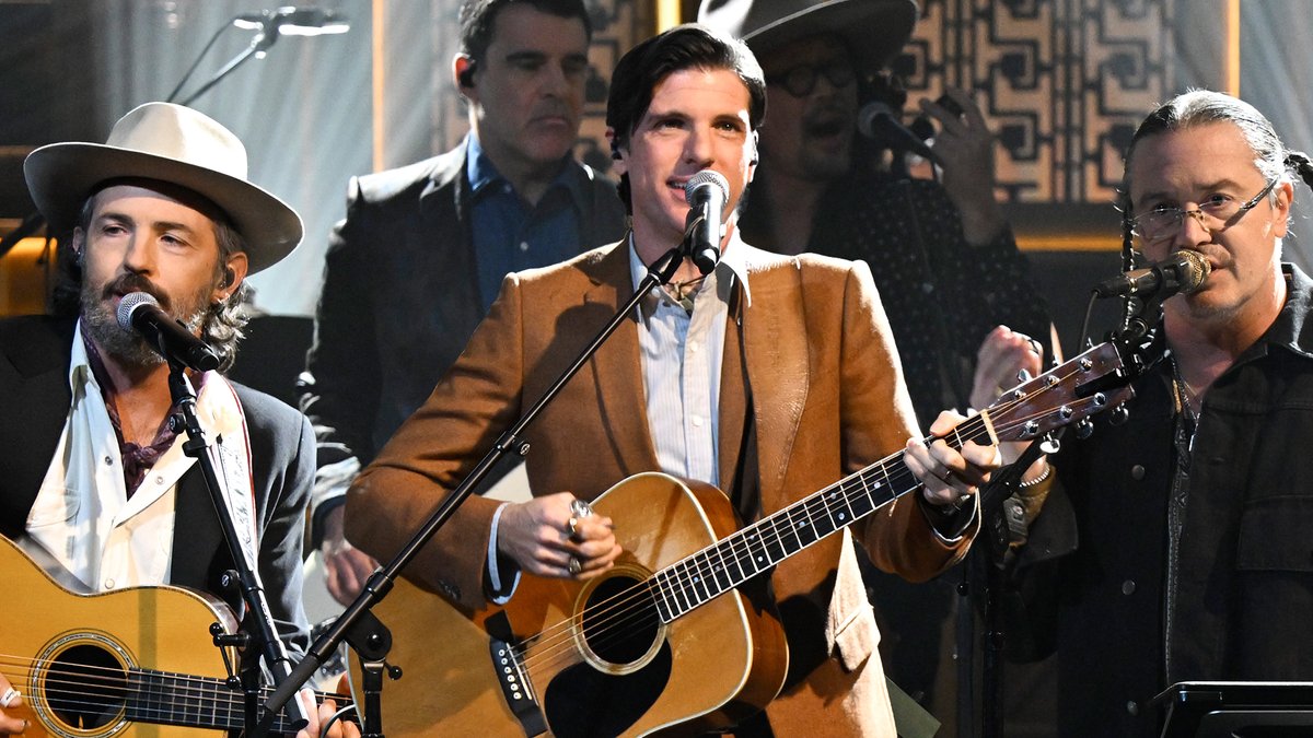 AVTT/PTTN make their live TV debut with a performance of “Eternal Love”! Watch the full performance ⬇️ #FallonTonight