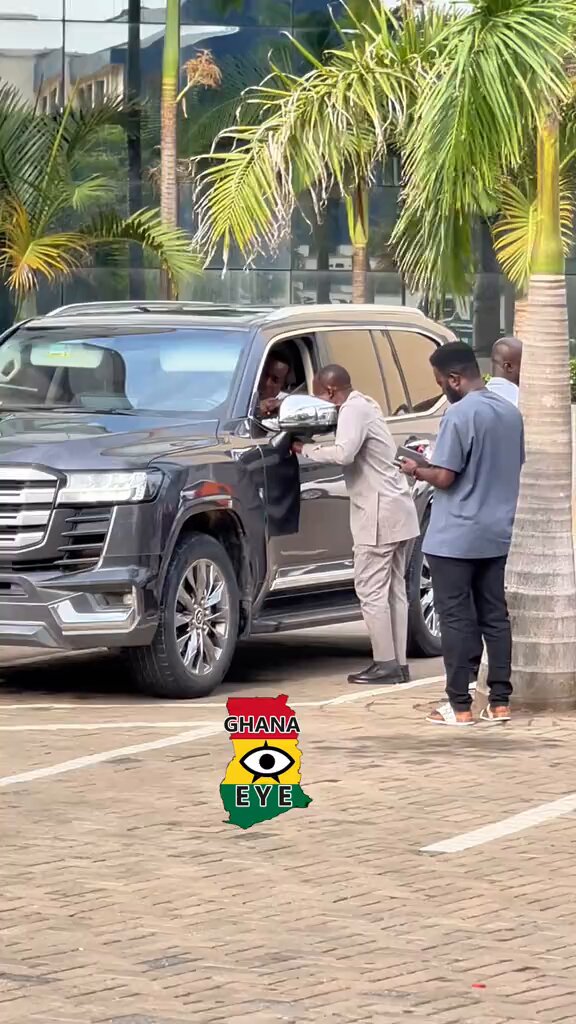 A man of God was seen offering prayers for Chairman Wontumi, who remained seated in his vehicle as he arrived at the Accra High Court for today’s proceedings.