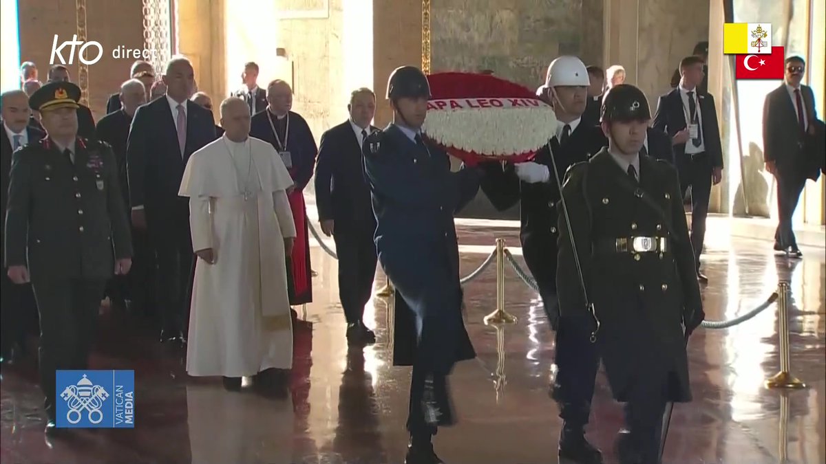 🔴 Le pape #LéonXIV dépose une couronne de fleurs rouges et blanches sur la tombe de Mustafa Kemal #Atatürk, le fondateur de la Turquie moderne. 👉 Visite à suivre en direct d'#Ankara sur KTO et avec @eloraillere et Philippine de Saint Pierre