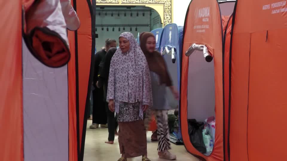 Malaysian evacuees in relief camps recounted being stranded by severe floods, as authorities reported thousands displaced and hundreds stranded in Thailand