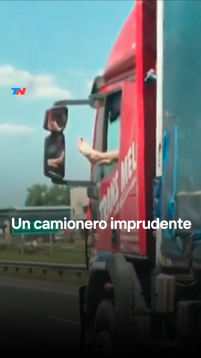 Grabaron a un camionero que conducía con una mano mientras llevaba un pie afuera de la ventanilla en el Acceso Oeste. Además, en la escena se observan ciclistas circulando junto a la ruta, algo que está prohibido. Asimismo, el conductor que filmaba también cometía una infracción.