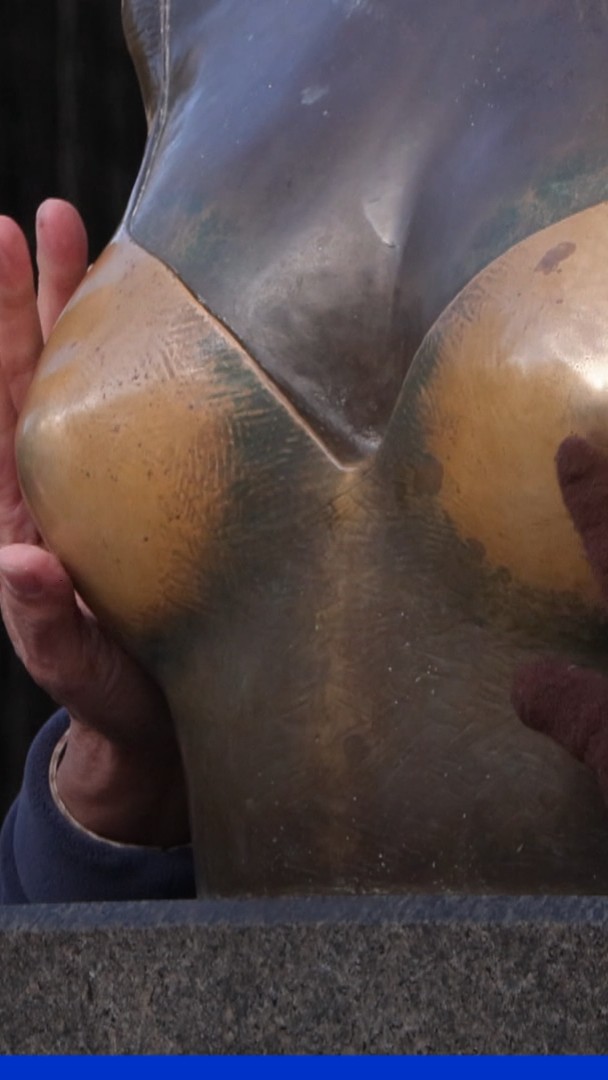 Des élus veulent interdire de toucher les seins de la statue de Dalida à Paris