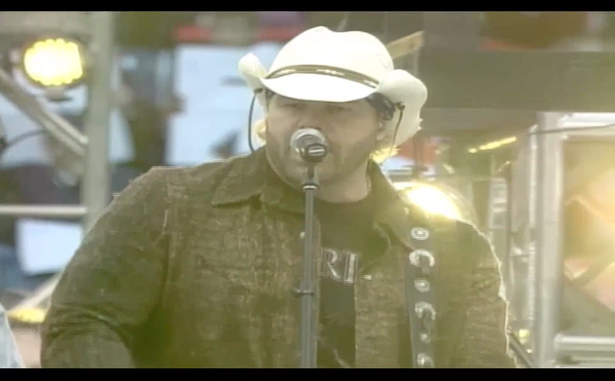 Happy Thanksgiving! This year we’re throwing it back to 2003 when Toby played the halftime show at the Thanksgiving Day game between the Dallas Cowboys and Miami Dolphins.