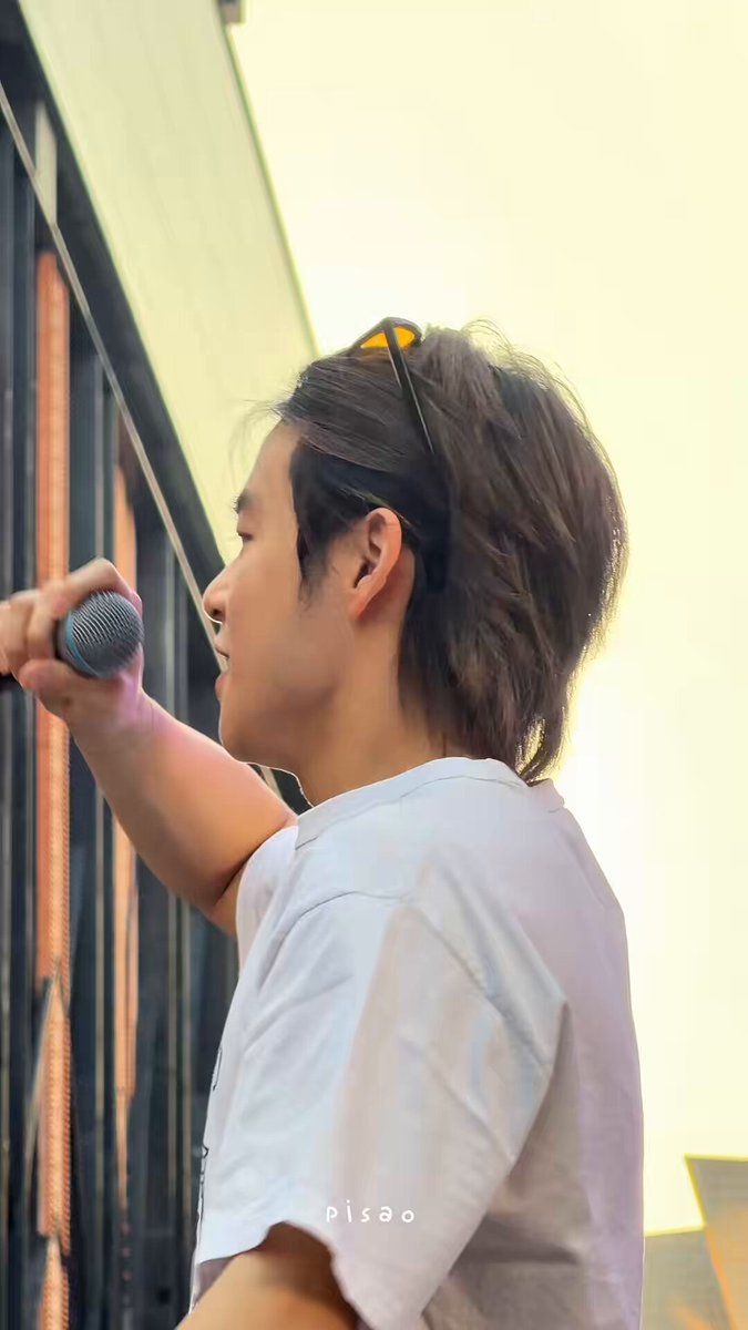 อยากกราบพี่ออฟ ดมด.โทมัสก้อง มาก ที่ชู๊ตม้าคไปร้อง ost กี่หมื่น จนทำให้นางมีเพลงเป็นของตัวเอง วีนนี้ได้เอามาร้องแบบ official ครั้งแรก หน้าตานางแฮปปี้มาก เมนม้าคร้องไห้ทั้งทล.😭😭😭😭