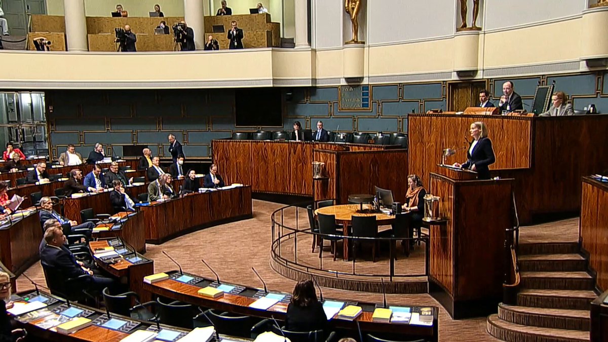 Purra ruoti yksi kerrallaan SDP:n, keskustan, vihreiden, vasemmiston ja opposition vaihtoehtobudjetit. Löytyi taikaseinärahaa, miljardien menolisäyksiä, yhtäkkiä hyväksyntä aiemmin vastustetuille hallituksen päätöksillä sekä miljardien veronkorotukset. Kaikkea sitä.