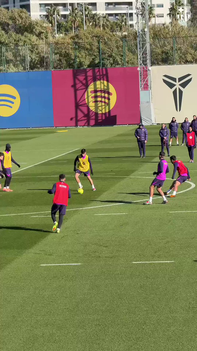 Segundo 8: Frenkie de Jong en un duelo. Segundo 22: Raphinha en un duelo. Son detalles que marcan diferencias.