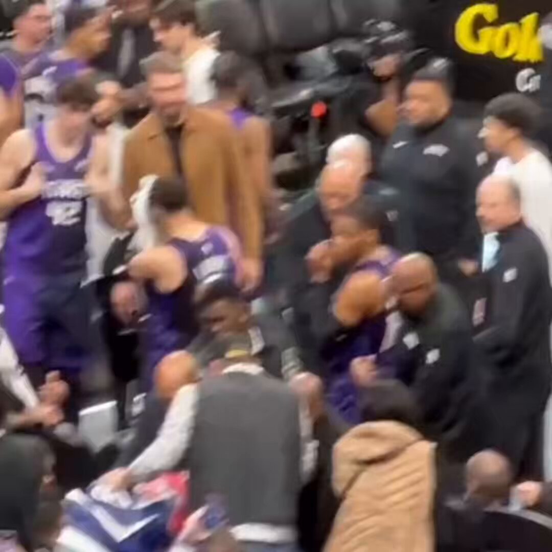 Um torcedor do Sacramento Kings foi flagrado COBRANDO Zach LaVine e o restante do time durante mais uma derrota do time. O torcedor, que é season holder de ingressos e vai a todos os jogos, perdeu a paciência com a falta de garra do time e do atleta. 😬 🗞️ - Jason Anderson
