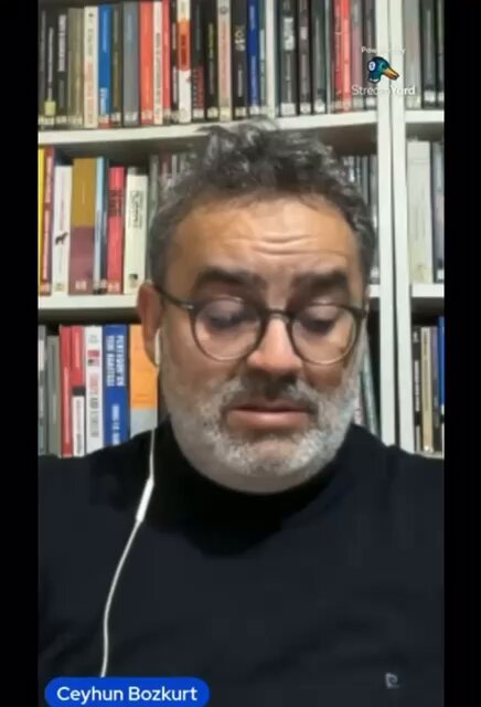 Gazeteci-Yazar Ceyhun Bozkurt’tan Şok Açıklama: “FETÖ Soruşturmasından Tutuklanan Polis Müdürü Bugün TEM’in En Tepesinde” Gazeteci Ceyhun Bozkurt, YouTube kanalında yaptığı yayında, Türkiye’de güvenlik bürokrasisi açısından dikkat çeken önemli bir bilgiyi paylaştı. Bozkurt, 2015 yılında Mersin Cumhuriyet Başsavcılığı’nın yürüttüğü FETÖ soruşturmasında tutuklanan bir polis müdürünün, bugün Emniyet Genel Müdürlüğü Terörle Mücadele (TEM) Daire Başkanlığı’nda FETÖ’yle mücadeleden sorumlu en üst düzey isim olarak görev yaptığını söyledi. Bozkurt, söz konusu kişinin ismini açıklamayacağını belirterek, bu kişinin o dönem Aydın’da şube müdürü olduğunu ifade etti. Aynı soruşturma dosyasında Mehmet Baransu ve Anadolu Atayun gibi bilinen isimlerin de bulunduğunu hatırlattı. Bozkurt’un aktardığına göre, polis müdürü 2015’teki soruşturmada tutuklanarak cezaevine konuldu, bir süre sonra serbest bırakıldı. Gazeteci, bu kişinin 15 Temmuz darbe girişiminin hemen ardından 30–31 Temmuz tarihlerinde yeniden tutuklandığını, daha sonra tekrar serbest bırakıldığını söyledi. Bozkurt, bugün bu kişinin TEM içerisinde FETÖ’yle mücadele biriminin en üst noktası olan daire başkanlığı seviyesinde bulunduğunu vurguladı. Masumiyet karinesine saygı duyduğunu belirten Bozkurt, ancak geçmişinde FETÖ soruşturması bulunan bir ismin, “FETÖ’yle mücadelede en tepe noktaya getirilmesinin” kabul edilebilir olmadığını ifade etti. Devletin, kritik görevlerde risk almaması gerektiğini söyleyen Bozkurt, bu durumu “garip” ve “açıklanmaya muhtaç” olarak nitelendirdi. Ceyhun Bozkurt Nedim Şener 🇹🇷 meteyarar Gaffar Yakınca Fuat Uğur🇹🇷 Yıldıray ÇİÇEK