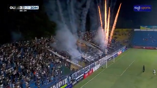 De arrepiar: a despedida da torcida do Olimpia da lenda Ever Hugo Almeida em seu último jogo à frente do clube. Goleiro das conquistas da Libertadores em 1979 e 1990 e técnico do time finalista em 2013.