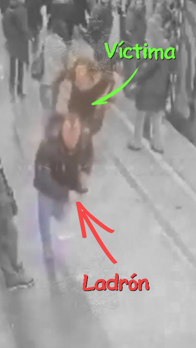 🇷🇺 | En el metro de Moscú, un hombre intentó robar el teléfono de una mujer y, al huir, fue detenido por otro pasajero que se apresuró y lo persiguió.