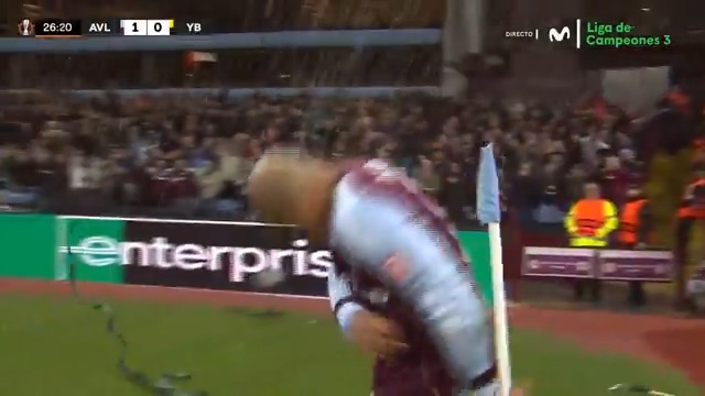 Lamentable. Lanzamiento de objetos a Maalen tras anotar el primer tanto del Villa. #LaCasaDelFรบtbol #UEL
