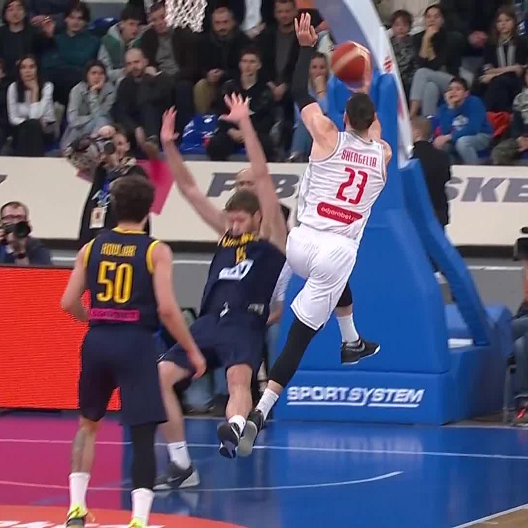 20:00h d’avui - El tio s’acaba de cascar 30:04 minuts, amb 17 punts, 6 rebots i 4 assistències. A Tbilisi, Geòrgia 22:45h d’ahir - Estava acabant un partit al Palau Blaugrana, Barcelona. Shengelia és un espectacle