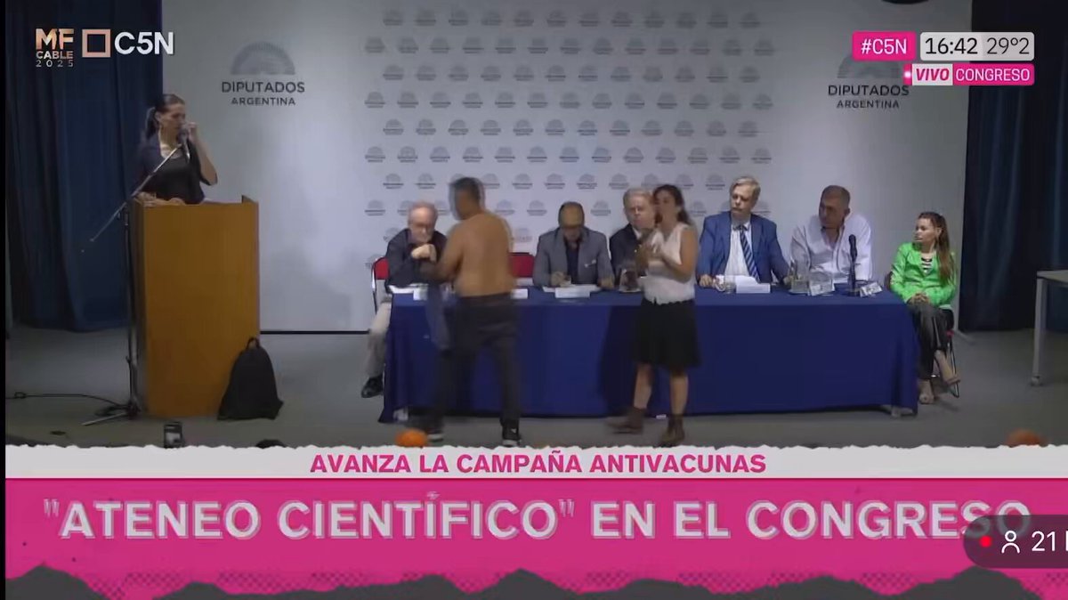 🚨NO ES IA🚨, en estos momentos en EL CONGRESO están haciendo una campaña ANTIVACUNAS. Todo esto financiado con nuestros impuestos mientras aumentan los casos de SARAMPIÓN en todo el pais
