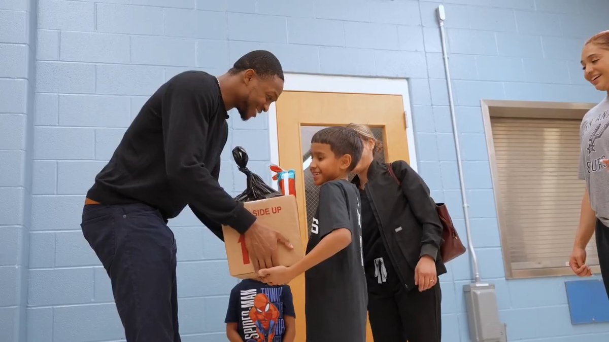 .De'Aaron Fox sharing love and meals to SA 🤝 De'Aaron hosted a Thanksgiving turkey giveaway to support local families, helping ensure our community can enjoy a festive meal together.