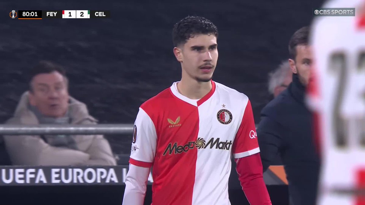 Shaqueel van Persie, the 19-year-old son of Robin, comes on for his senior debut, playing for a Feyenoord team managed by his father 😲 If you're reading this you really might be cooked 😬
