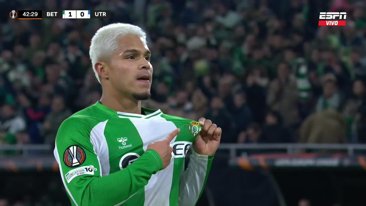 🇨🇴 GOOOL de ‘Cucho’ Hernández. El colombiano marcó el 1-0 de #RealBetis ante #Ultrecht