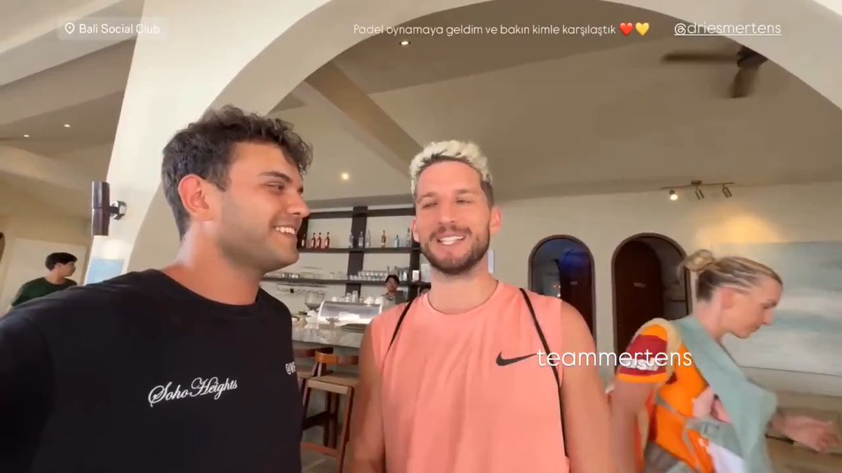 Mertens ailesi, Türk bir turistle karşılaştı. 🦁 Kat Kerkhofs, üzerinde Galatasaray formasıyla.