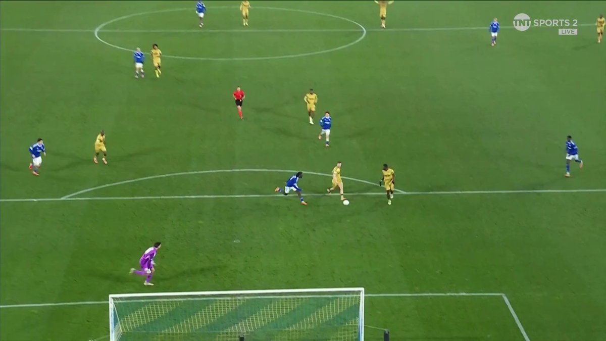 Crystal Palace can't believe it 🫣 Just like the first half, Palace miss an open goal...This time Adam Wharton hits the crossbar 🙈 📺 TNT Sports &amp; discovery+ UK
