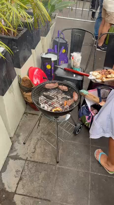 Parece o Rio de Janeiro, mas é Lima… pagode, samba, churrasco e Flamengo
