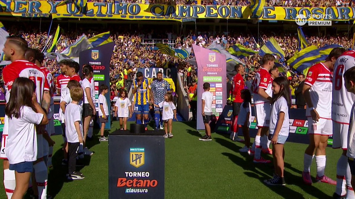Last week, Argentina's FA created a new trophy with no warning, gave it to Rosario Central and made Estudiantes give a guard of honor. The players turned their backs in protest 🇦🇷 The AFA has now banned all 11 players for two games next season. Wild 😳