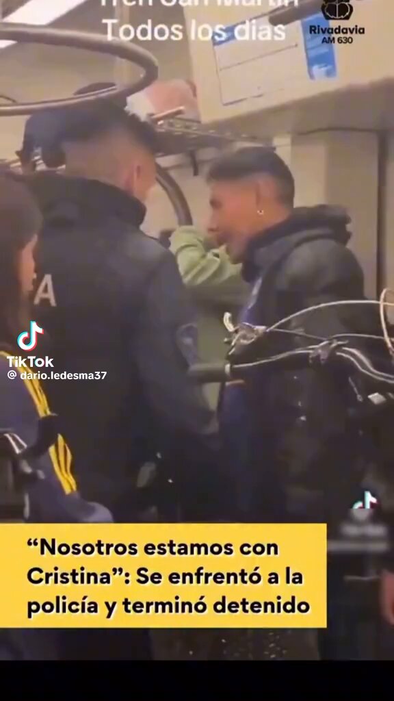 KIRCHNERISTA ENFRENTO A POLICIA. LE GRITO AL POLICIA, "NADIE ME TOCA". TAMBIEN,HABLO DE CFK. UNA MUJER POLICIA, LO EMPUJO Y EL FISURA, SE ENTREGO MANSITO👇🏻
