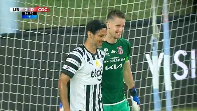 Roque Santa Cruz 🇵🇾, el goleador más longevo del fútbol 🇵🇾 con 44 años, 3 meses y 11 días. Cerró su temporada número 28 en el fútbol profesionalcon un GOL. - En América anotó 127 - En Europa marcó 117 - Con la Selección 🇵🇾 concretó 32 ¿SERÁ EL ÚLTIMO?