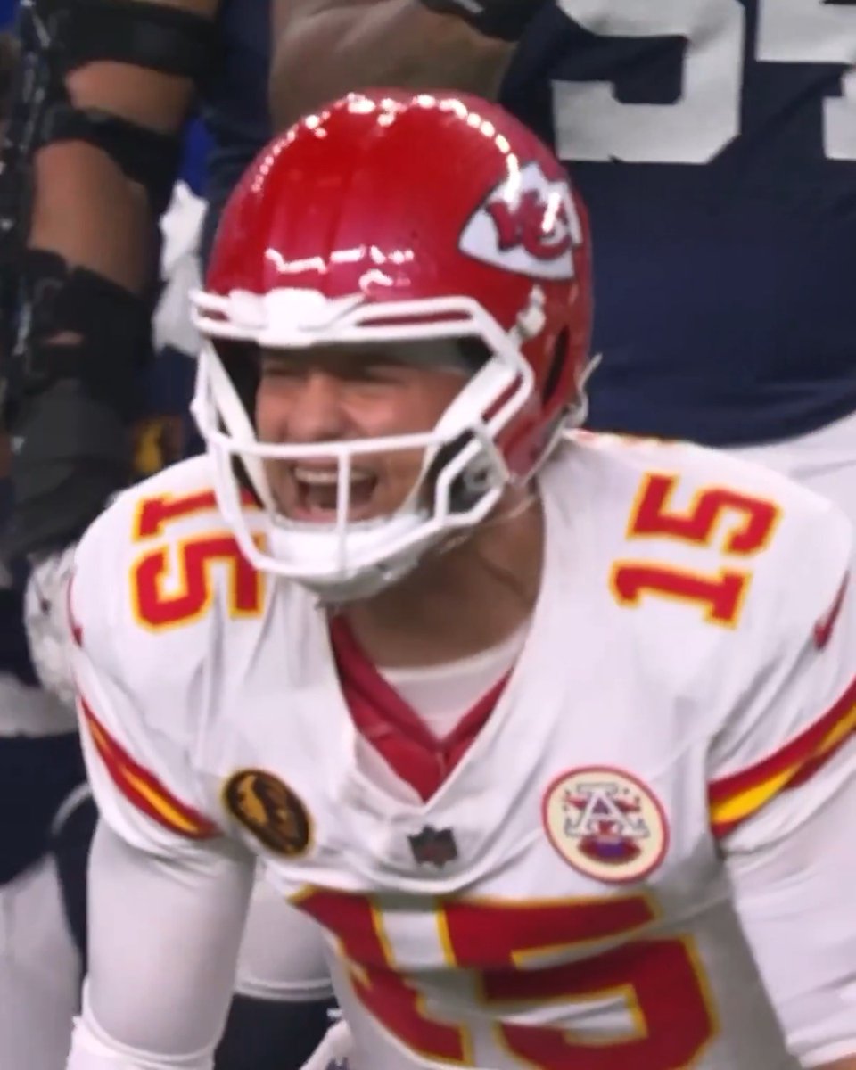 Impressive fourth down improv from Mahomes 🙌 TCL USA