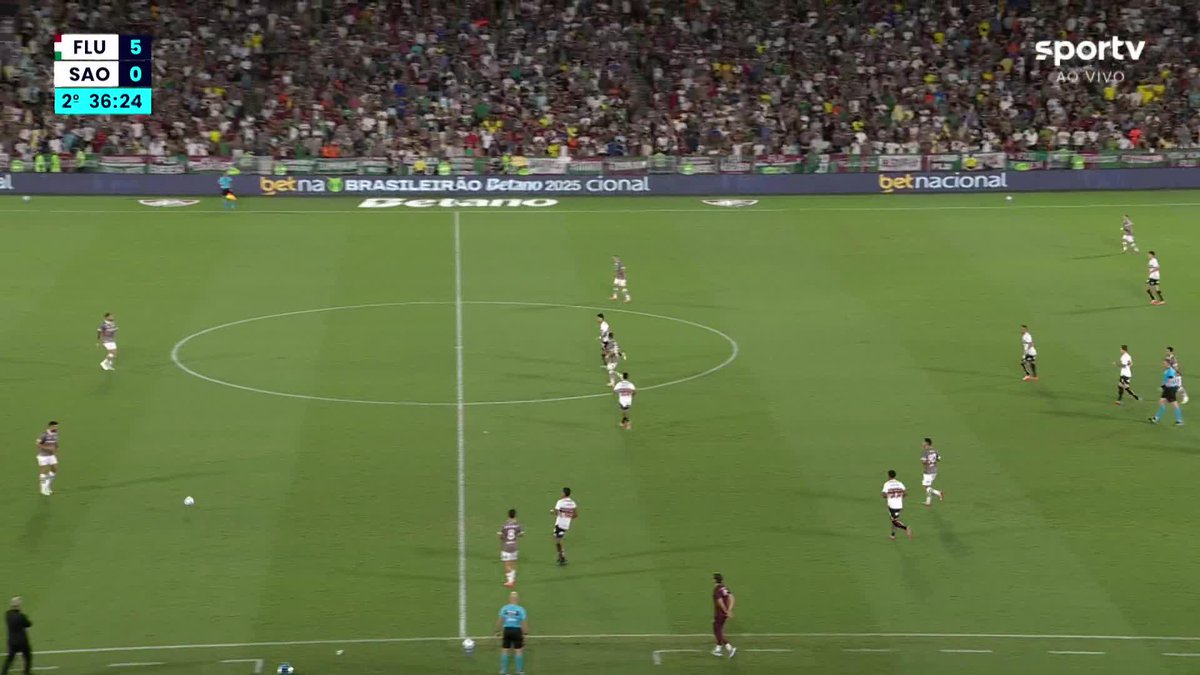 Goleando o São Paulo por 5 a 0, Fluminense troca passes e a torcida grita "olé" no Maracanã. 🎥 sportv | ge