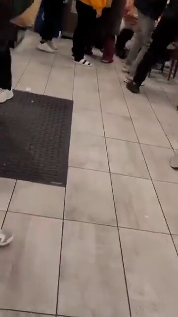 ⚡️‼️🚨 رجل أمن يسيطر بقوه على محاوله شغب ويلقنهم درساً قاسياً بضربات ساحقه في مطعم ماكدونالدز في بروكلين الأمريكية .
