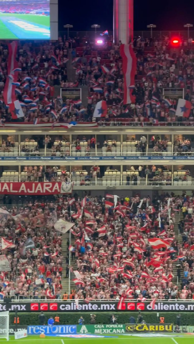 🔥 ¡LA ATMÓSFERA DEL @ESTADIOAKRON! 🔥 🇵🇪 ¡Una locura lo que se está viviendo en la Fortaleza Rojiblanca! ¡Cómo te quiero, Chivas! 🇵🇪