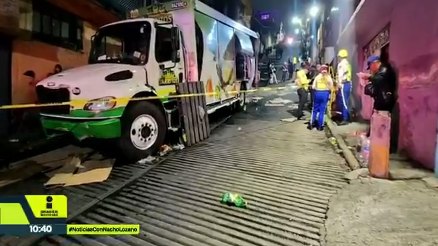 Sólo bastan unas gotas de lluvia para que la calle Paso Florentino en Álvaro Obregón, #CDMX, se convierta en el “Paso del diablo”. Ahí, un camión de refrescos cayó por la #pendiente y se estrelló en una casa. Los vecinos aseguran que todo empezó cuando en la calle pusieron concreto hidráulico: