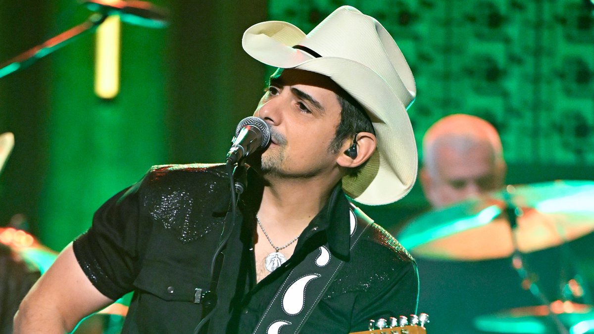 .@bradpaisley performs “Counting Down The Days”! Watch the full performance ⬇️ #FallonTonight