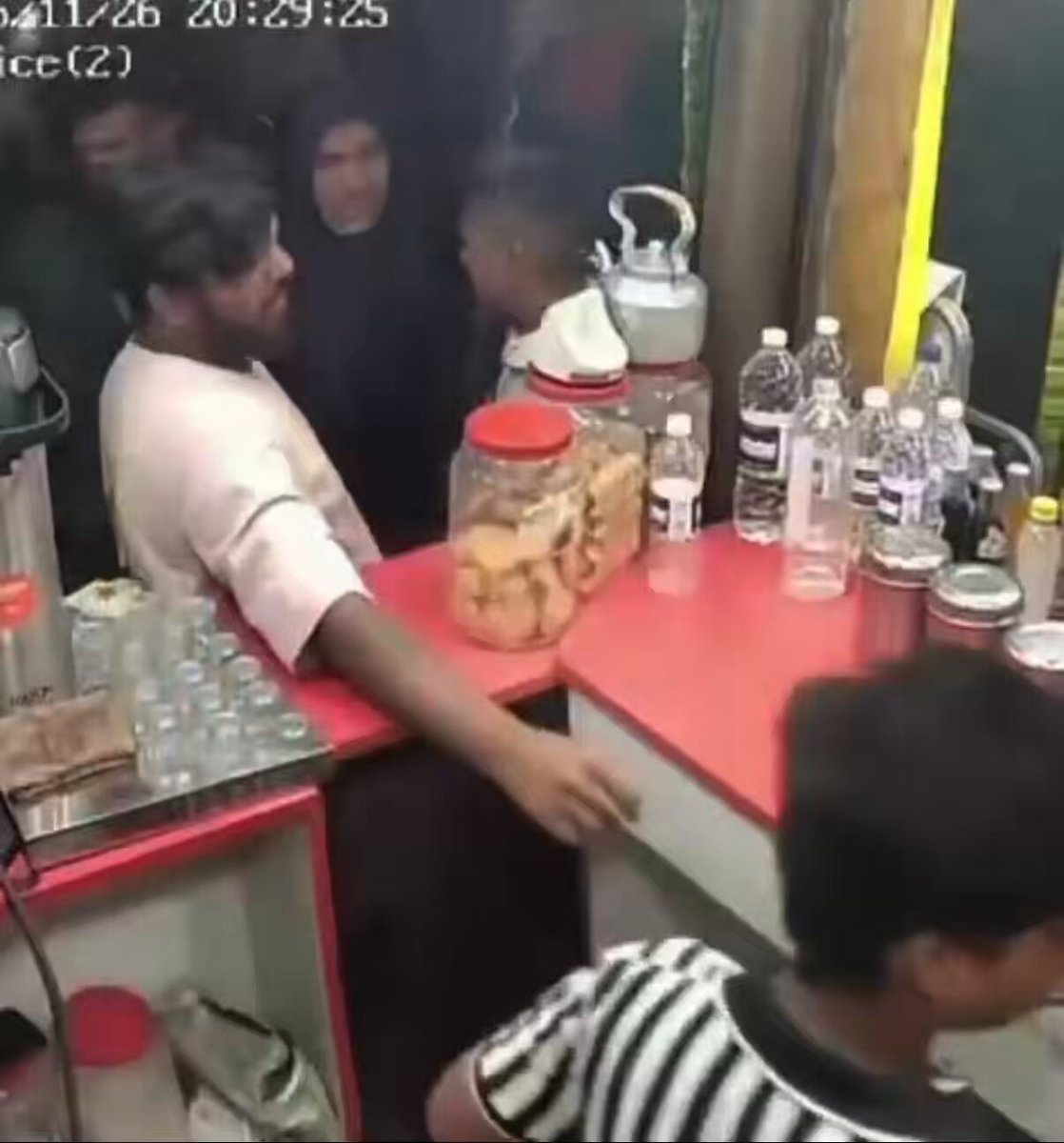 पहले दिल्ली के पटेल नगर के अंदर जिहादी मेहताब ने फ़्री में सिगरेट माँगी नहीं दी तो जिहादियों ने राजेन्द्र कुमार की चाकुओं से गोद गोद कर हत्या कर दी थी। कल देर रात दिल्ली पुलिस ने महताब का एनकाउंटर किया है। अब एक और वीडियो सामने आया है। पुणे के भोसरी से जहाँ फ़्री सिगरेट मांगने पर चापड़ से हमला किया गया है। २३ साल का युवक गंभीर हालात में आईसीयू में भर्ती है।