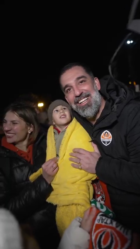 Arda Turan’a Türk ve Ukraynalı taraftarlardan yoğun ilgi: “Dur, dur elimde kahve var dökülecek.”