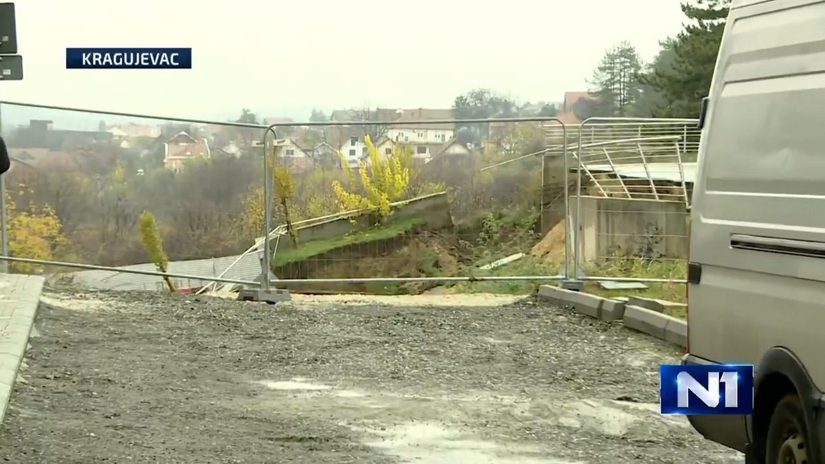 Problemi sa obrušavanjem potpornih zidova i dela pristupne saobraćajnice kod kompleksa Centar izvrsnosti u Kragujevcu i dalje su aktuelni. Obrušavanje je sve učestalije, a stabilnost terena i dalje ugrožena, što izaziva nezadovoljstvo i zabrinutost građana. Kako saznajemo, nadomak Centra izvrsnosti u toku su radovi na izgradnji stambene zgrade.