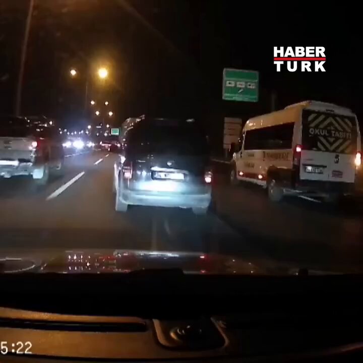 Kavacık’ta trafikte makas atan sürücü yandaki ticari araca çarpıp devirdi.. yorum sizin??