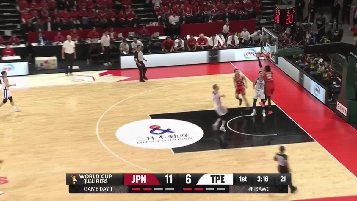 ビッグプレーが飛び出す🔥 渡邊雄太が会場を沸かせるアリウープ お膳立てしたのは富永啓生👀 🏆FIBAワールドカップ2027 アジア予選🏀 📺#DAZN でライブ配信中 🆚日本×チャイニーズ・タイペイ #AkatsukiJapan #FIBAWC #StepItU バスケットボール日本代表