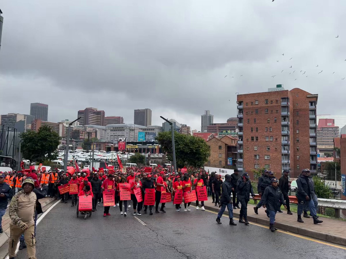 ♦️Must Watch♦️ We are now passing Mandela Bridge, making our way to Constitutional Court. #ReleasePhalaPhalaJudgement