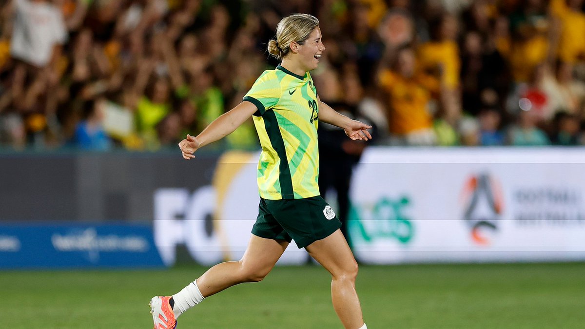 Kyra Cooney-Cross only scores BANGERS 🔥 Only seconds after the restart KCC produces an unbelievable long-range finish! 🎥 Paramount+ Australia #Matildas #AUSvNZL #FeelNewSouthWales